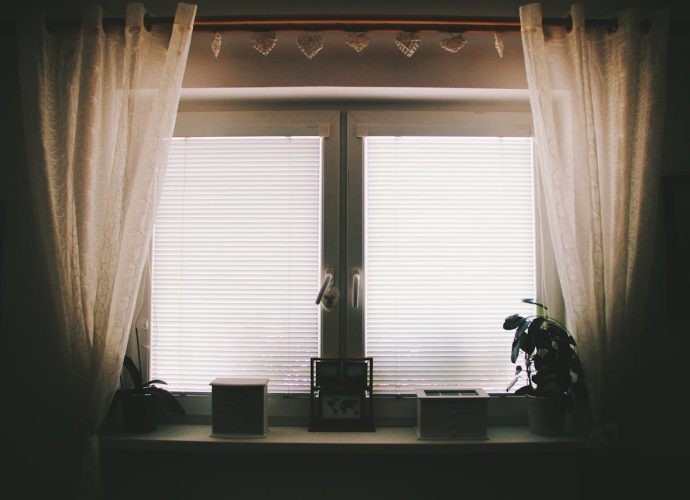 Rolety rzymskie, zasłony czy żaluzje? Kompletny przewodnik po wyborze dekoracji okiennych do domu Rolety rzymskie, zasłony czy żaluzje? Kompletny przewodnik po wyborze dekoracji okiennych do domu