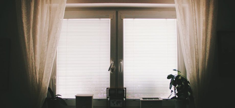 Rolety rzymskie, zasłony czy żaluzje? Kompletny przewodnik po wyborze dekoracji okiennych do domu